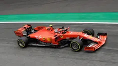 Pembalap Ferrari Charles Leclerc melambaikan tangan kepada para pendukungnya saat free practice 1 (FP1) F1 GP Italia di Sirkuit Monza, Jumat (6/9/2019). Charles Leclerc menjadi yang tercepat di FP1 F1 GP Italia dengan mencatatkan waktu 1 menit 27,905 detik. (AP Photo/Luca Bruno)