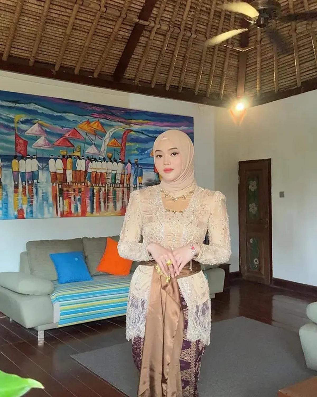 4 Potret Anggun Artis Kenakan Kebaya Hijab Modern, Tetap Trendi Meski Tampil Tertutup