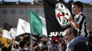 Seorang anak terlihat ikut merayakan gelar scudetto Juventus musim 2013-2014 di Piazza San Carlo, Turin (4/5/2014). (AFP/Marco Bertorello)