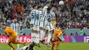Usai tertinggal, Belanda memiliki beberapa peluang untuk menyamakan skor, di antaranya lewat dua kali tendangan bebas yang sayangnya masih belum berbuah gol akibat penyelesaian akhir yang buruk. Skor 1-0 pun bertahan hingga babak pertama usai. (AP/Ricardo Mazalan)