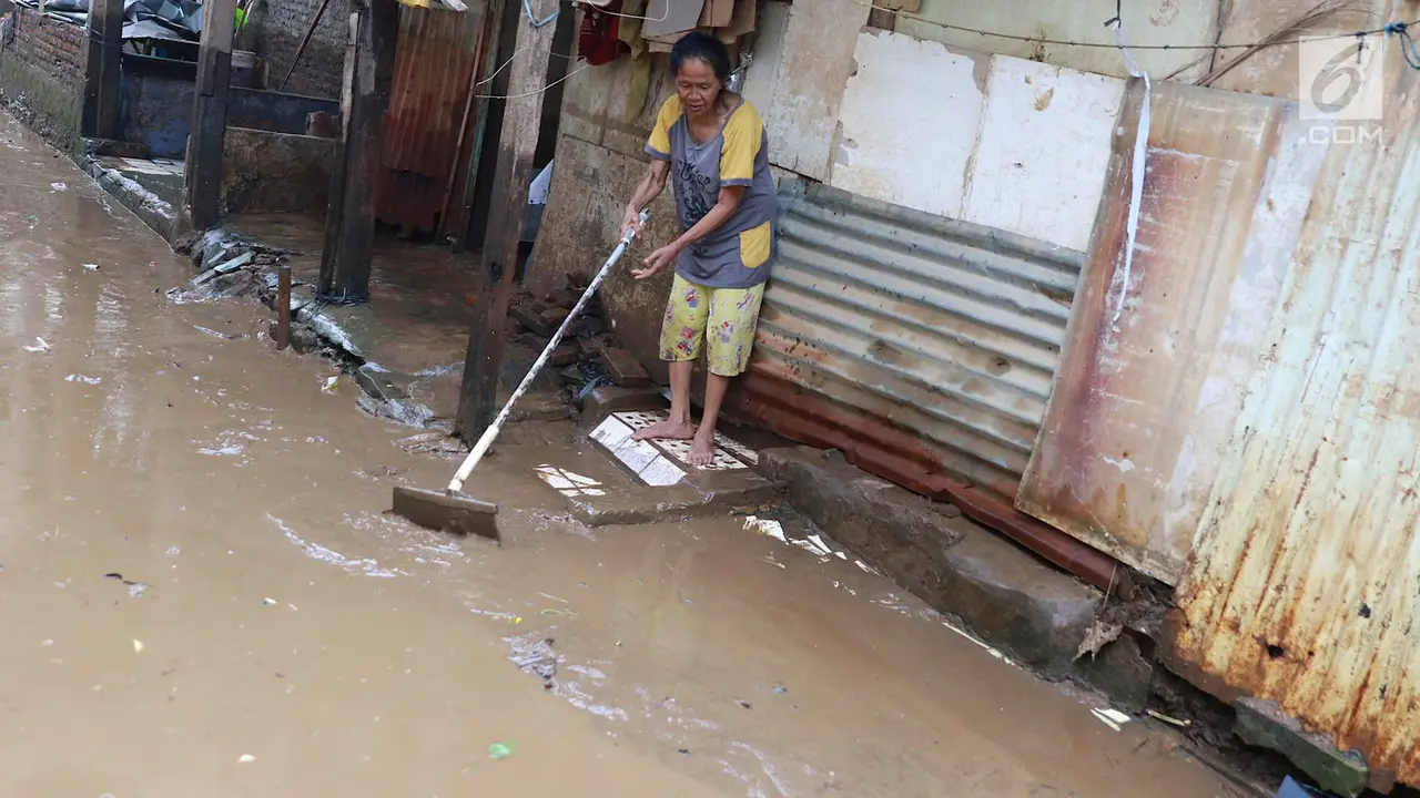 Warga Gang Arus Dalam Berjibaku Bersihkan Lumpur Banjir Kiriman dari Bogor