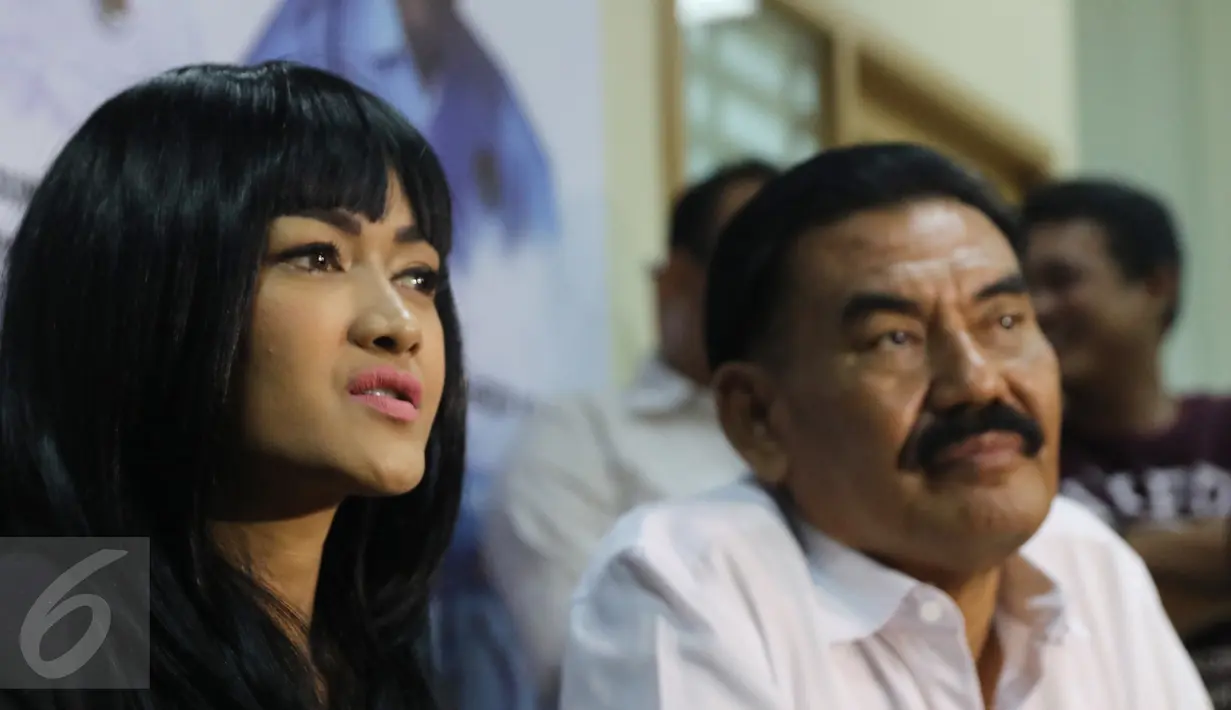 Julia Perez ditemani ayah angkatnya, Brigjen Pol Drs. Siswandi, menggelar jumpa pers di Cawang, Jakarta Timur, Selasa (1/11). Jupe minta maaf ke Nikita Mirzani atas fitnah yang dilakukan di media sosial beberapa hari lalu. (Liputan6.com/Herman Zakharia)