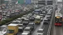 Akibat banyaknya kendaraan yang menghindari ruas jalan dengan sistem ganjil-genap, volume kendaraan di Jalan Gatot Subroto meningkat, Jakarta, Selasa (30/8). (Liputan6.com/Immanuel Antonius)