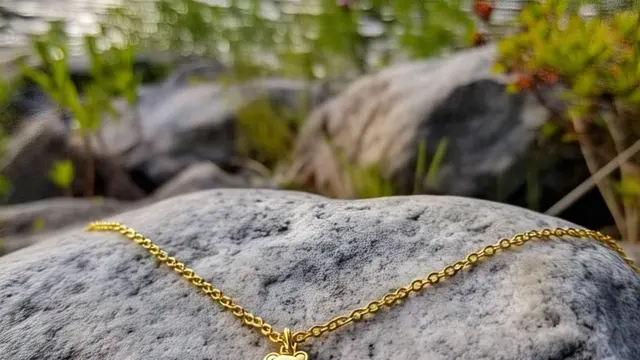 Kalung Dengan Desain Karakter Film Disney/Meta AI