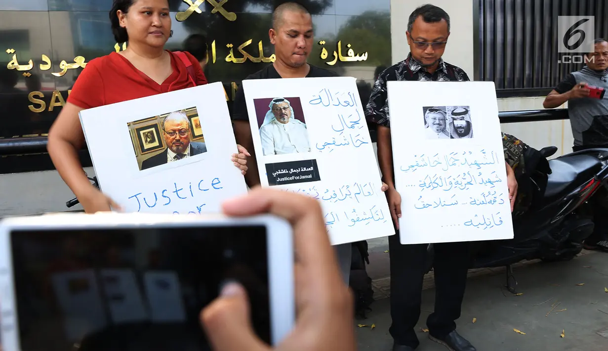 Sejumlah Jurnalis Freelance Indonesia unjuk rasa hilangnya Jamal Khashoggi di depan Kedutaan Besar Arab Saudi, Jakarta, Jumat (19/10). Khashoggi hilang setelah memasuki Konsulat Arab Saudi di Turki pada 2 Oktober lalu. (Merdeka.com/Imam Buhori)