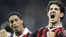 Luapan kegembiraan striker AC Milan asal Brasil, Alexandre Pato seusai menjebol gawang AS Roma dalam lanjutan Liga Serie A Italia yang berlangsung di San Siro, 18 Oktober 2009. AFP PHOTO / Damien Meyer 
