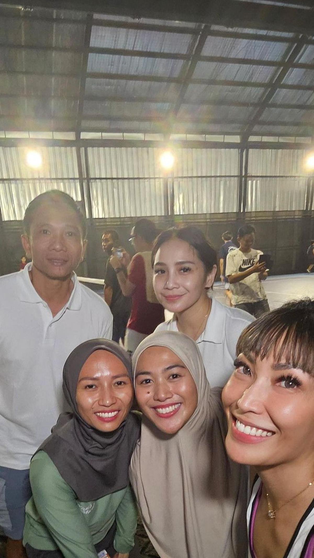 Tak hanya sekedar main tenis, turnamen Andara Cup dihiasi dengan foto bersama hingga makan bersama. Nagita menghadirkan stall-stall makanan yang menjadi bisnis keluarganya.