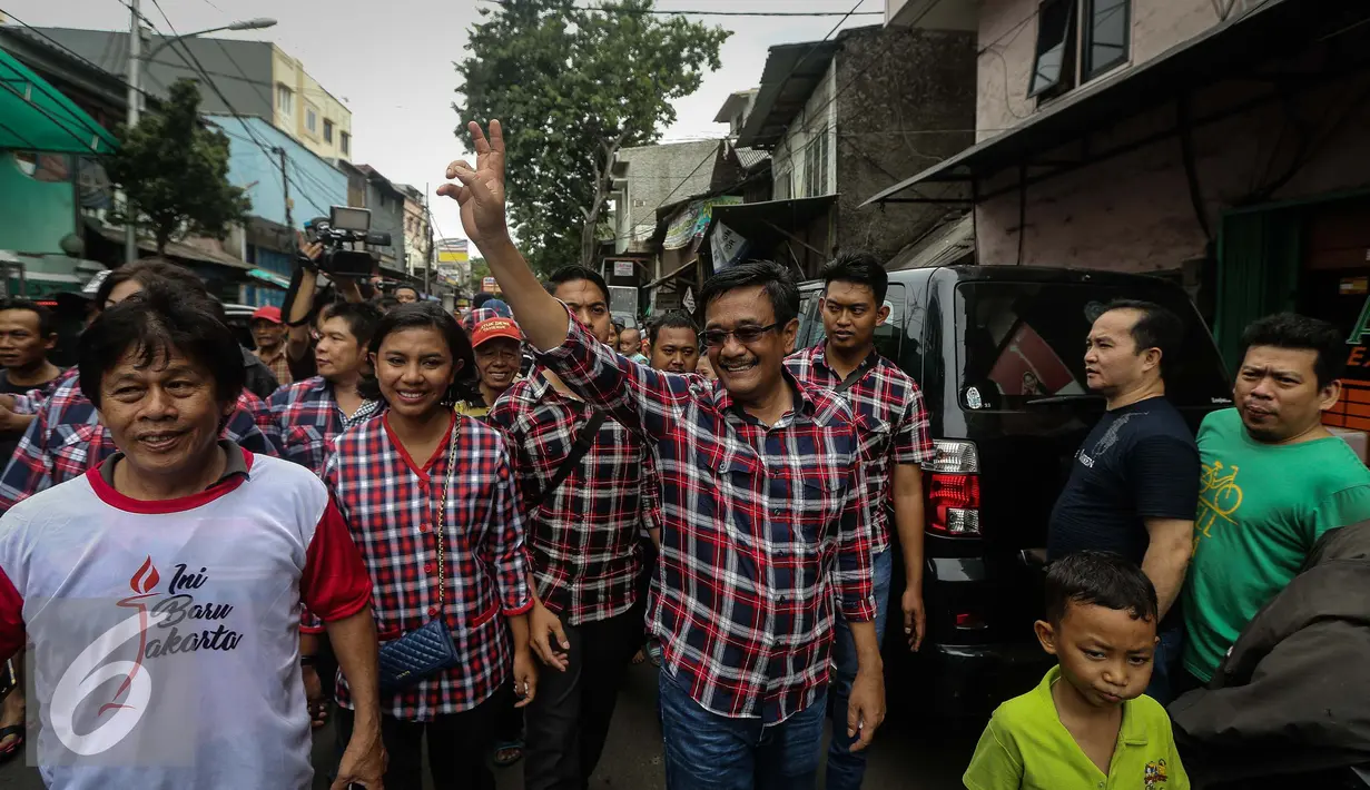 Calon Wakil Gubernur DKI Jakarta petahana Djarot Saiful Hidayat menyapa warga saat memberikan pengobatan gratis kepada warga RW 07, Jembatan Besi, Jakarta (15/1). (Liputan6.com/Faizal Fanani)
