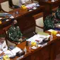 Wamenhan RI M. Herindra (kiri) bersama KSAD Jenderal TNI Andika Perkasa (kedua kiri) saat rapat dengar pendapat (RDP) dengan Komisi I DPR RI di Kompleks Parlemen, Jakarta, Senin (31/5/2021). RDP membahas Perkembangan MEF Tahap III Tahun 2020-2024. (Liputan6.com/Angga Yuniar)