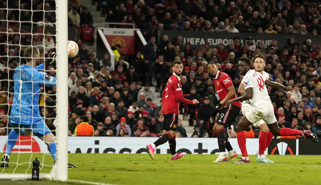<p>Sejak awal pertandingan, Manchester United dan Sevilla bermain cukup terbuka. Meski hanya mengandalkan serangan balik, serangan tim tuan rumah cukup efektif. (AP Photo/Dave Thompson)</p>