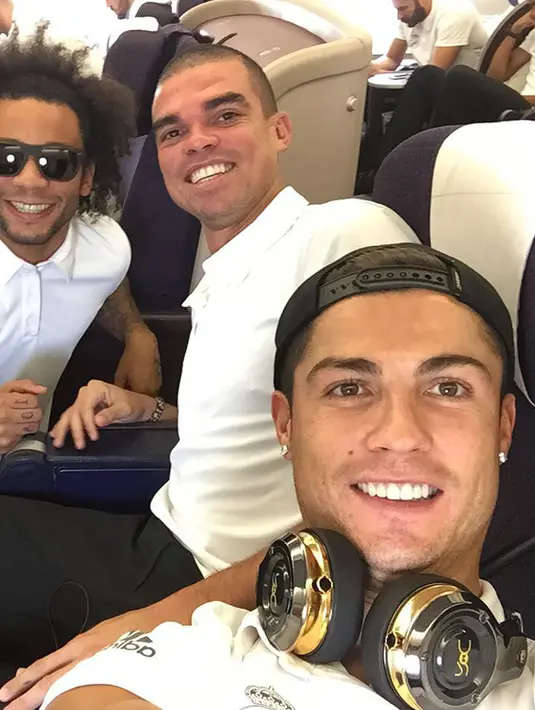 Pemain Real Madrid yang sudah beberapa kali ini menjadi pemain terbaik ini tak salah menjadi buruan para penggemar saat beraksi dilapangan dan diluar lapangan. Pria asal Portugal ini sangat aktif di media sosialnnya sepeti di Instagram. (www.jamnews.ir)