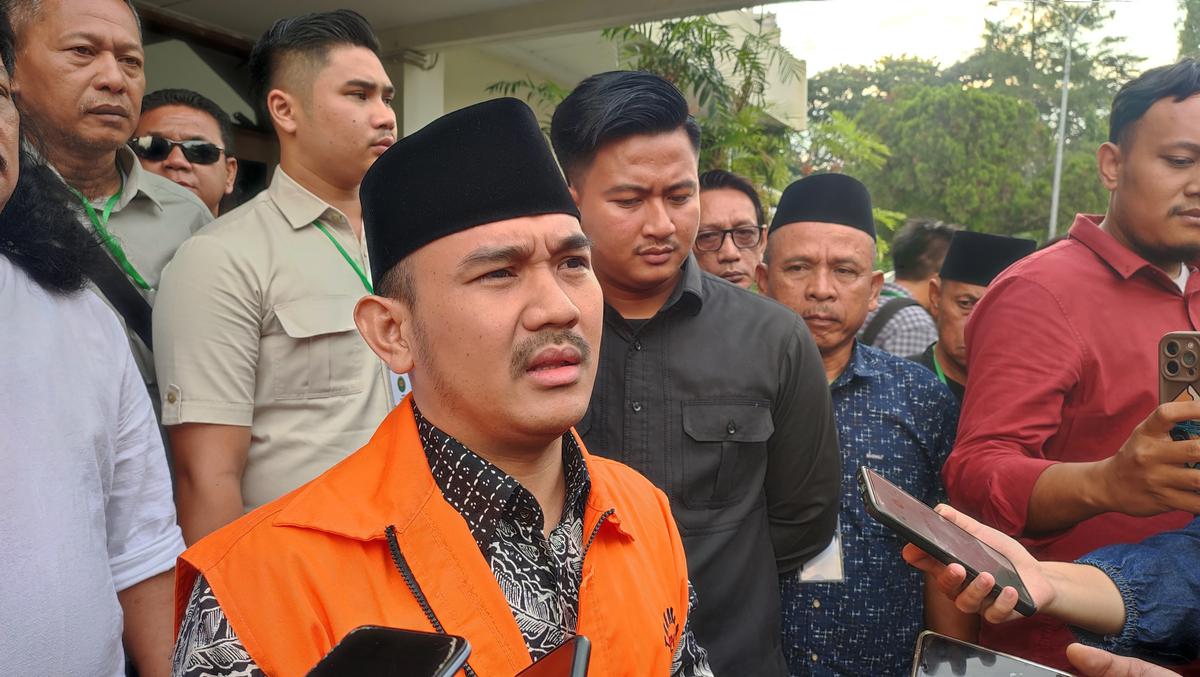 Bupati Bekasi Nonaktif, Ade Kuswara Kunang, usai menjalani persidangan di PN Bandung.