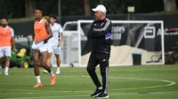 Pelatih Real Madrid, Carlo Ancelotti menghadiri sesi latihan bersama tim di UCLA (University of California, Los Angeles) 2022 di Rose Bowl di Los Angeles (28/7/2022). Real Madrid akan bermain melawan Juventus dalam pertandingan final Soccer Champions Tour di Rose Bowl pada 30 Juli 2022 di Pasadena, California. (AFP/Robyn Beck)