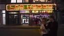 Orang-orang berjalan melewati kasino di Soho, di London, Selasa (22/9/2020). Perdana Menteri Inggris, Boris Johnson, telah mengumumkan bahwa pub dan restoran tutup pada pukul 10 malam, karena lonjakan kasus virus corona di seluruh Inggris. (AP Photo / Alberto Pezzali)