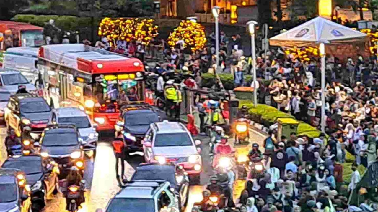 Warga Jakarta Mulai Padati Kawasan Bundaran HI jelang Perayaan Tahun Baru