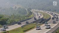 Kendaraan melintas di ruas tol yg diberlakukan satu arah atau one way di Tol Cipali, Cirebon, Jawa Barat, Sabtu (1/6/2019). Sistem satu arah di Tol Trans Jawa dimulai dari Cikampek hingga Brebes Barat. (Liputan6.com/Herman Zakharia)