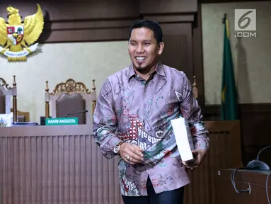 Terdakwa suap Dana Otonomi Khusus Aceh (DOKA) Bupati Bener Meriah nonaktif, Ahmadi usai menjalani sidang pembacaan tuntutan di Pengadilan Tipikor, Jakarta, Kamis (22/11). Ahmadi dituntut hukuman empat tahun penjara. (Liputan6.com/Helmi Fithriansyah)