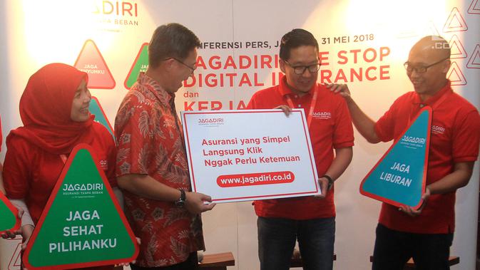 Komisaris Independen PT CAF Theodorus Wiryawan, CEO Reginald J. Hamdani, CMO Yuda Wirawan dan Operation Director dr. Dessy Kusumayati berbincang saat peluncuran 4 produk JAGADIRI dan konsep One Stop Digital Insurance di Jakarta, (31/5). (Liputan6.com)
