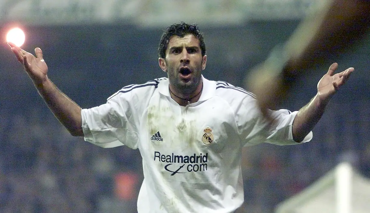4. Luis Figo - Luis Figo sangat dicintai suporter Barcelona sejak kedatangannya pada 1995. Namun, semuanya berakhir ketika Figo hengkang ke Madrid pada tahun 2000, ia selalu mendapat cemoohan dari para suporter Barcelona setiap bermain di Camp Nou. (AFP/Christophe Simon)