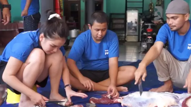 Ayu Ting Ting potong daging kurban (YouTube/Qiss You TV)