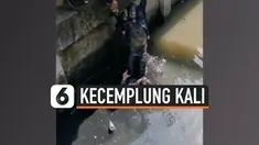 Seorang pengendara motor di Thailand tercebur ke dalam kali yang kotor dan harus diselamatkan oleh warga sekitar. Kotornya kali membuat dirinya tertutup limbah di sekujur badannya.