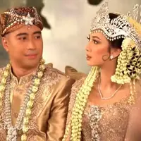 Vidi Aldiano dan Sheila Dara memilih busana pengantin adat Sunda bernuansa emas yang mewah (Foto: Screen Shot YouTube Vidi Aldiano)