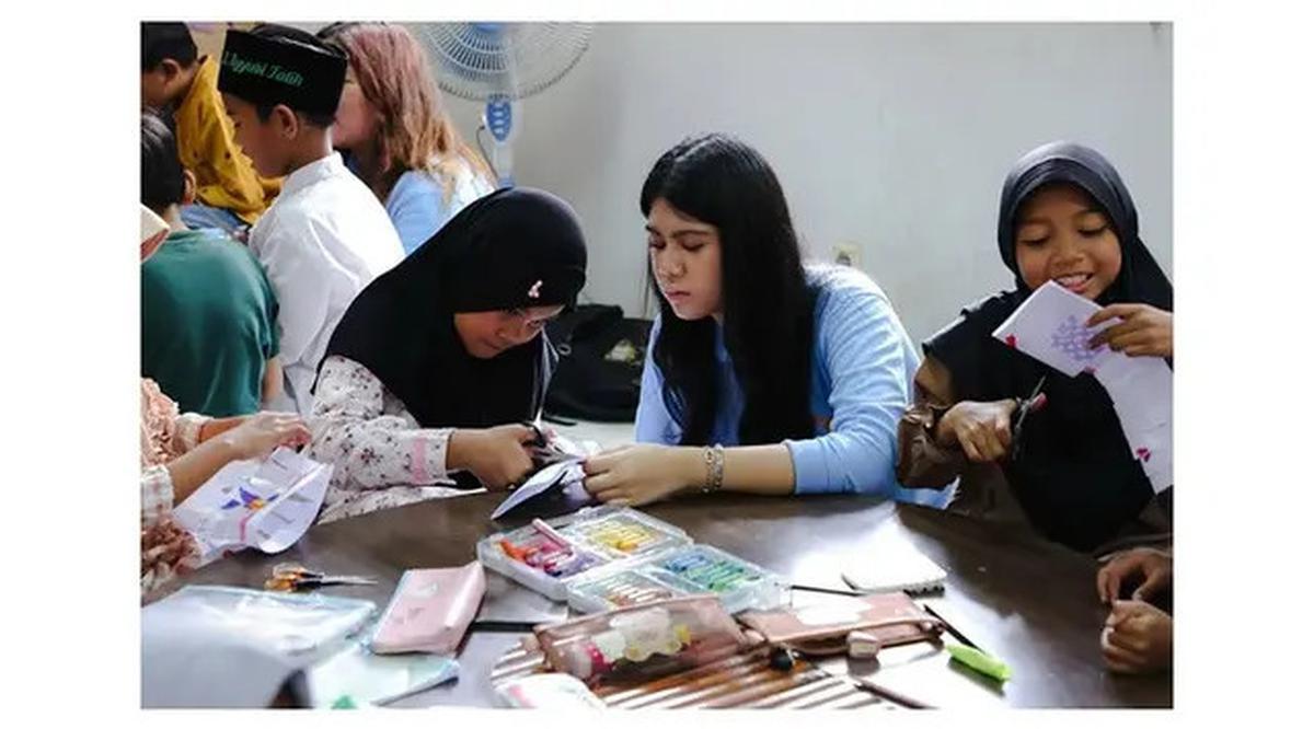 6 Potret Almira Yudhoyono Jadi Volunteer di Rumah Pintar Cikeas, Ramadhan Penuh Makna