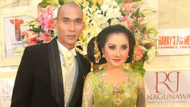 Pasangan yang Menikah Menggunakan Jasa WO Rina Gunawan. (Sumber: kapanlagi.com)
