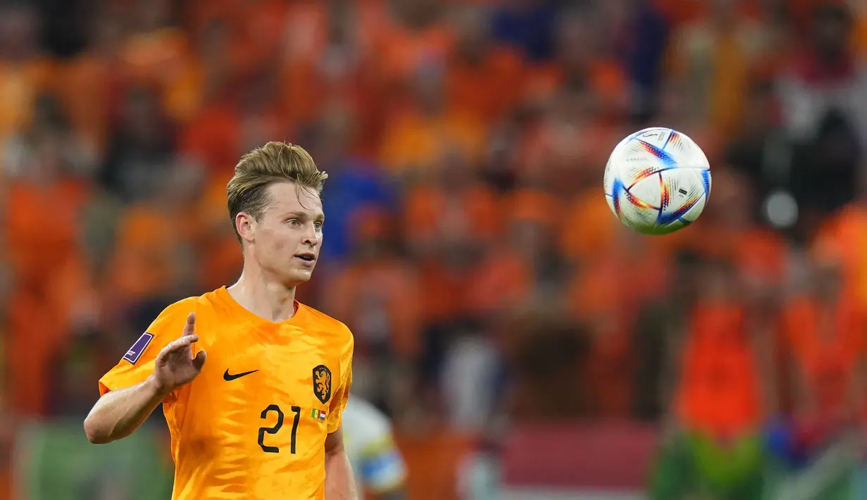 Gelandang Belanda, Frankie de Jong melihat bola saat bertanding melawan Senegal selama pertandingan grup A Piala Dunia 2022 Qatar di Stadion Al Thumama di Doha, Qatar, Senin (21/11/2022). Kemenangan ini membuat Belanda sementara memuncaki klasemen Grup A, satu tingkat di atas Ekuador yang sehari sebelumnya menundukkan tuan rumah Qatar dengan skor serupa, 2-0. (AP Photo/Petr David Josek)