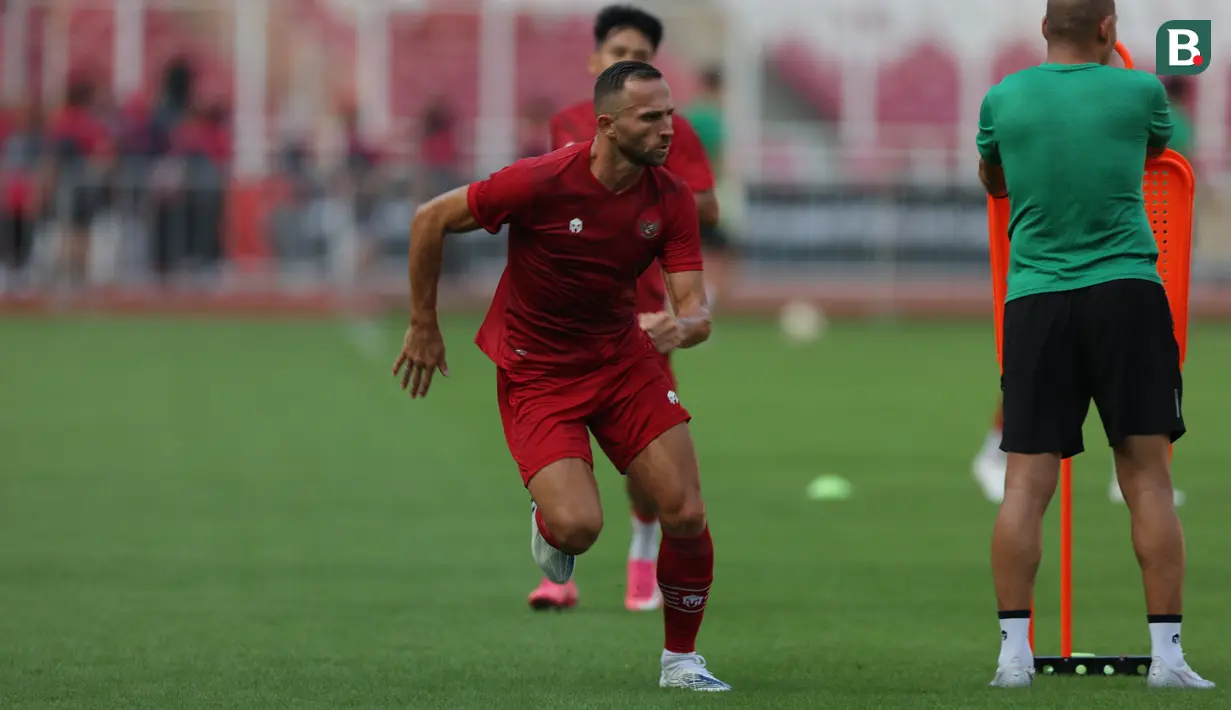 Ilija Spasojevic tampak serius mengikuti menu latihan yang diberikan tim pelatih Timnas Indonesia jelang Piala AFF 2022 di Stadion Gelora Bung Karno, Selasa (20/12/2022). (Bola.com/Abdul Aziz)