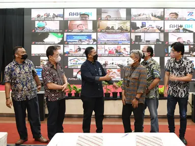 Direktur Consumer PT Bank Tabungan Negara (Persero) Tbk, Hirwandi Gafar (baju hitam) berbincang dengan Agent Pemasaran dan Developer usai penandatanganan kerja sama pemasaran di Jakarta, Jumat (18/3/2022). (Liputan6.com/HO/BTN)