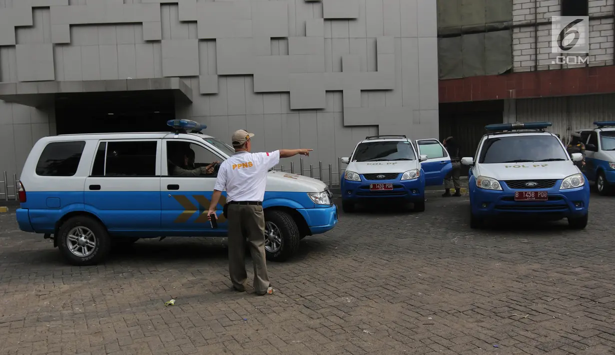 Kendaraan dinas yang membawa Satpol PP untuk menyegel dan menutup Diskotek Exotic di Mangga Besar, Jakarta, Kamis (19/4). Dalam proses penyegelan Diskotek Exotic itu tak terlihat aparat kepolisian yang mendampingi Satpol PP. (Liputan6.com/Arya Manggala)