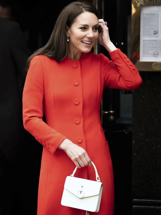 Kate Middleton saat mengunjungi pub Dog & Duck di London pada 4 Mei 2023. (James Manning/PA via AP)