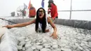Sebuah acara berendam di kolam es digelar di Zhangjiajie, Tiongkok. Gambar ini diambil pada 25 Januari 2015. (AFP Photo)