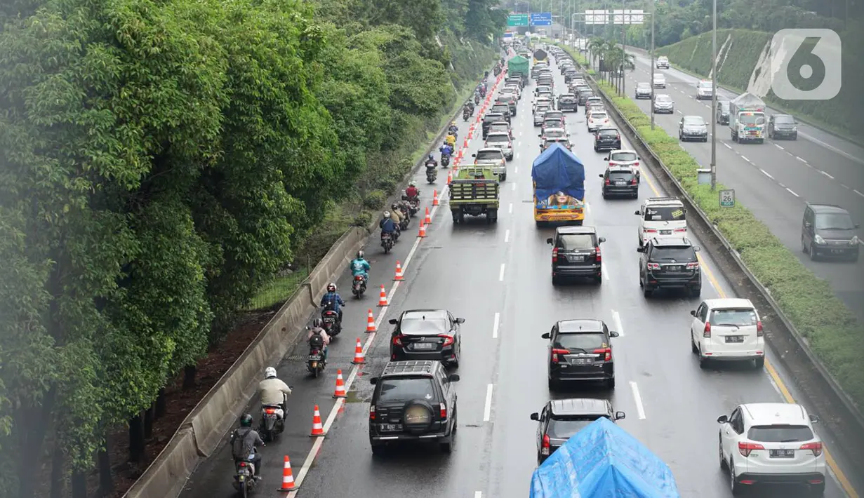 Pengendara motor melintasi Gerbang Tol Lenteng Agung 2 di Tanjung Barat, Jakarta, Rabu (1/1/2020). Banjir yang menggenangi Jalan TB Simatupang menyebabkan akses bagi pengendara terputus sehingga membuat arus lalu lintas seluruh kendaraan dialihkan melalui jalan tol. (Liputan6.com/Immanuel Antonius)