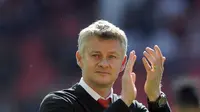 Manajer Manchester United (MU) Ole Gunnar Solskaer memuji para fans yang tetap mendukung MU pada laga terakhir Liga Inggris kontra Cardiff City, Minggu (12/5/2019). (Foto AP / Rui Vieira)