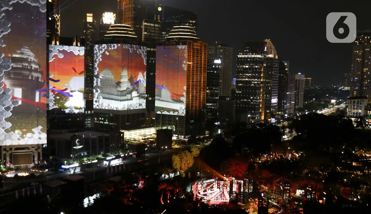 Video mapping dan kembang api menjadi salah satu atraksi yang bisa dinikmati dari lokasi makan malam. (Liputan6.com/Herman Zakharia)