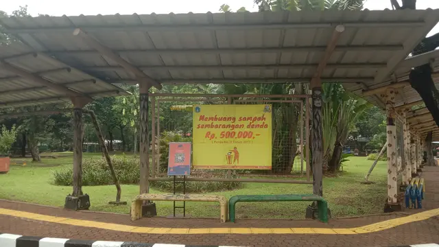 Imbauan dilarang membuang sampah di Ragunan