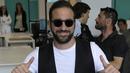Penyerang baru Juventus, Gonzalo Higuain menyapa awak media saat tiba di Juventus Medical Center, Italia (27/7). Mantan pemain Napoli ini dikontrak Juve selama lima tahun dengan gaji delapan juta euro per musim. (AFP PHOTO/MARCO BERTORELLO)