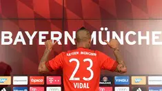 Pemain baru Bayern Munchen Arturo Vidal menunjukan kostum tim barunya dengan nomor punggung 23 saat jumpa pers di Munich, Jerman, Selasa (28/7/2015). (AFP Photo/Christof Stache)