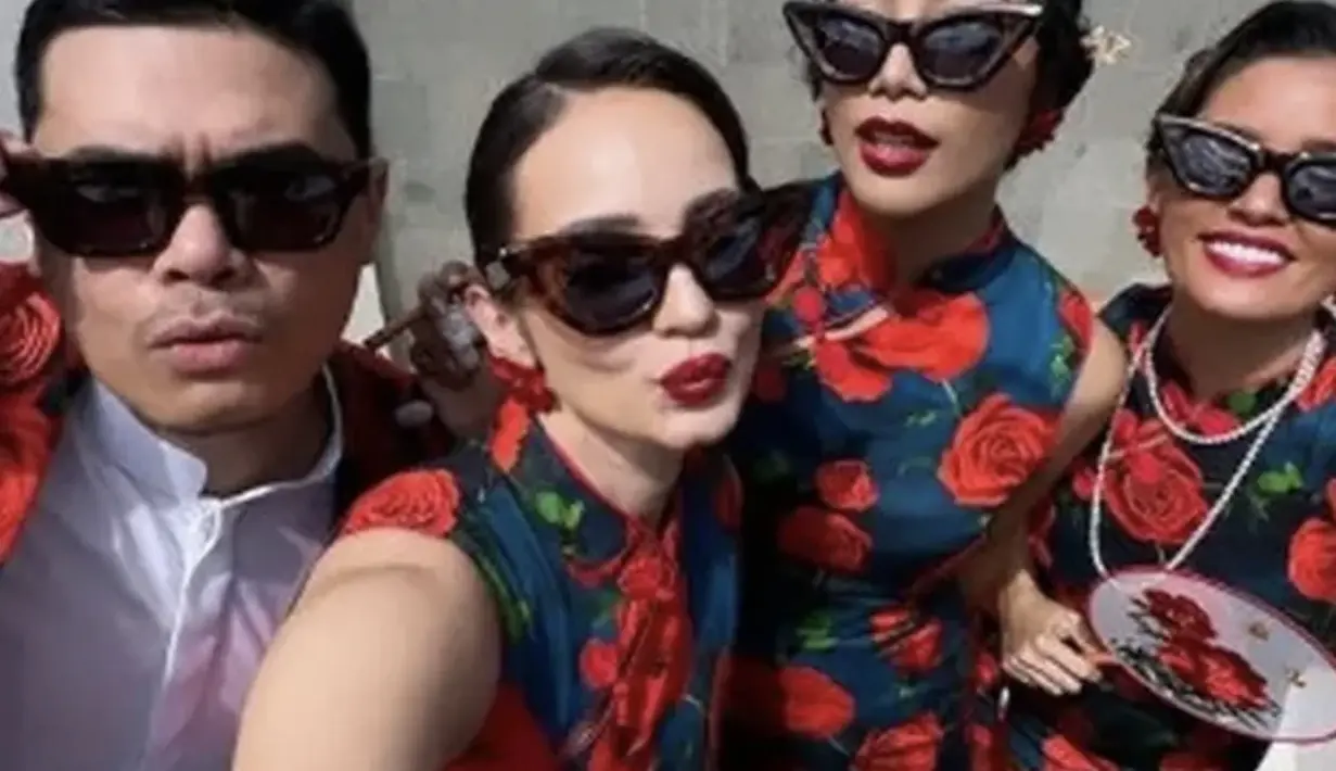 Pesona gayanya berhasil mencuri perhatian di hari yang spesial.  [Foto: Instagram/ Enzy Storia]