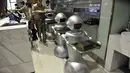 Sejumlah robot menyajikan pesanan makanan kepada pengunjung di restoran robot di Hefei, China, Jumat (26/12/2014). (REUTERS/Stringer)