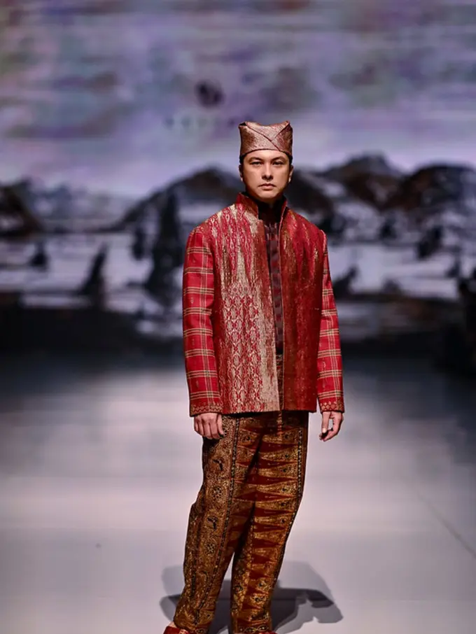 KRATON Auguste Soesastro Bawa Koleksi “Made in The World” ke Dewi Fashion Knights 2025: Rayakan Perpaduan Budaya Dunia dalam Sentuhan Indone