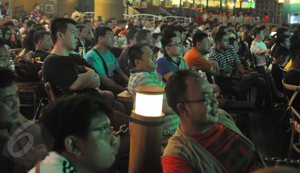 Sejumlah suporter tampak serius menyaksikan acara nonton bareng final Liga Champions Juventus vs Barcelona, di Dock 88, La Piazza, Mall Kelapa Gading, Minggu (7/6/2015). (Liputan6.com/Herman Zakharia)