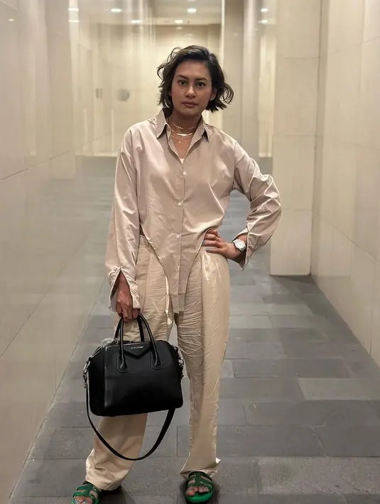 Tampil modis, aktris 35 tahun itu memadukan kemeja asimetris dan baggy pants warna cream. [Foto: IG/raihaanun].