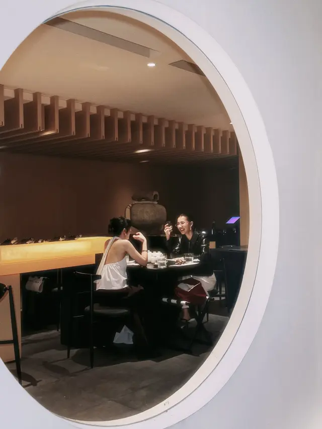 Bestie Goals! Gaya Sheila Dara Rayakan Ultah Fita Anggriani, Kompak Tampil Monokrom Minimalis Chic