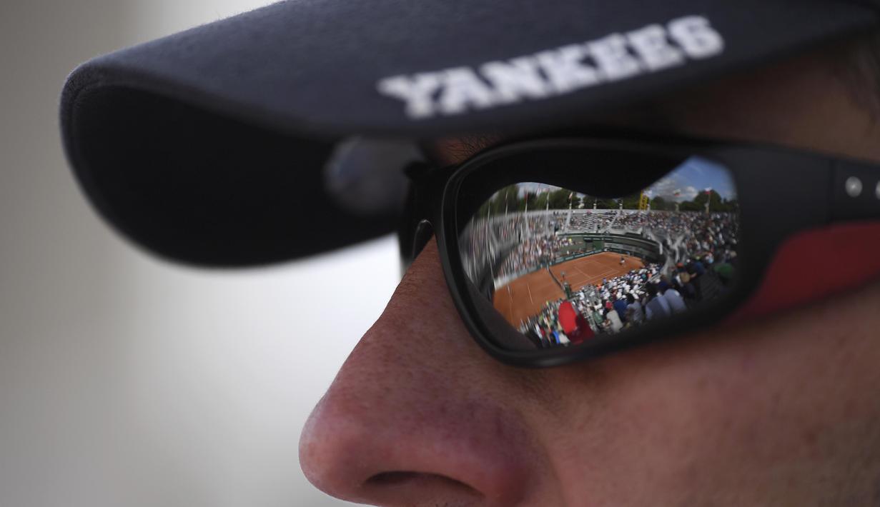 Refleksi lapangan dari kacamata seorang penonton di Roland Garros 2017, Prancis Terbuka, Paris (31/5/2017). (AFP/Gabriel Bouys)