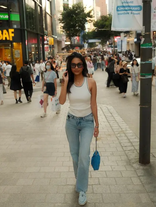 Azizah Salsha jinjing Chanel 22 Mini untuk outfit white on denim yang super kasual [@azizahsalsha_]