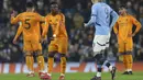 Pemain Real Madrid, Vinicius Junior melakukan protes saat laga leg 1 babak playoff Liga Champions 2024/2025 melawan Manchester City di Etihad Stadium, Manchester, Inggris, Rabu (12/02/2025) WIB. (AP Photo/Darren Staples)