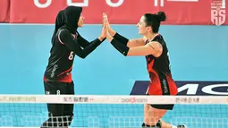 Pemain voli Daejeon JungKwanJang Red Sparks, Megawati Hangestri (8) mendapatkan selamat dari Giovanna Milana (kanan), setelah memberikan poin bagi timnya dalam pertandingan melawan IBK Altos, Selasa (17/10/2023). Megawati menjadi sorotan karena mencatatkan sejarah sebagai pemain voli asing berhijab pertama di Korea Selatan. (Dok. Daejeon JungKwanJang Red Sparks)